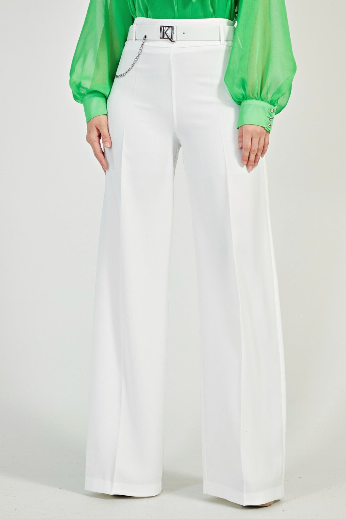 Pantaloni bianchi a gamba larga Moda-Mania con vita alta, cintura decorativa e dettagli eleganti, visibili nella foto.