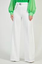 Pantaloni bianchi a gamba larga Moda-Mania con vita alta, cintura decorativa e dettagli eleganti, visibili nella foto.
