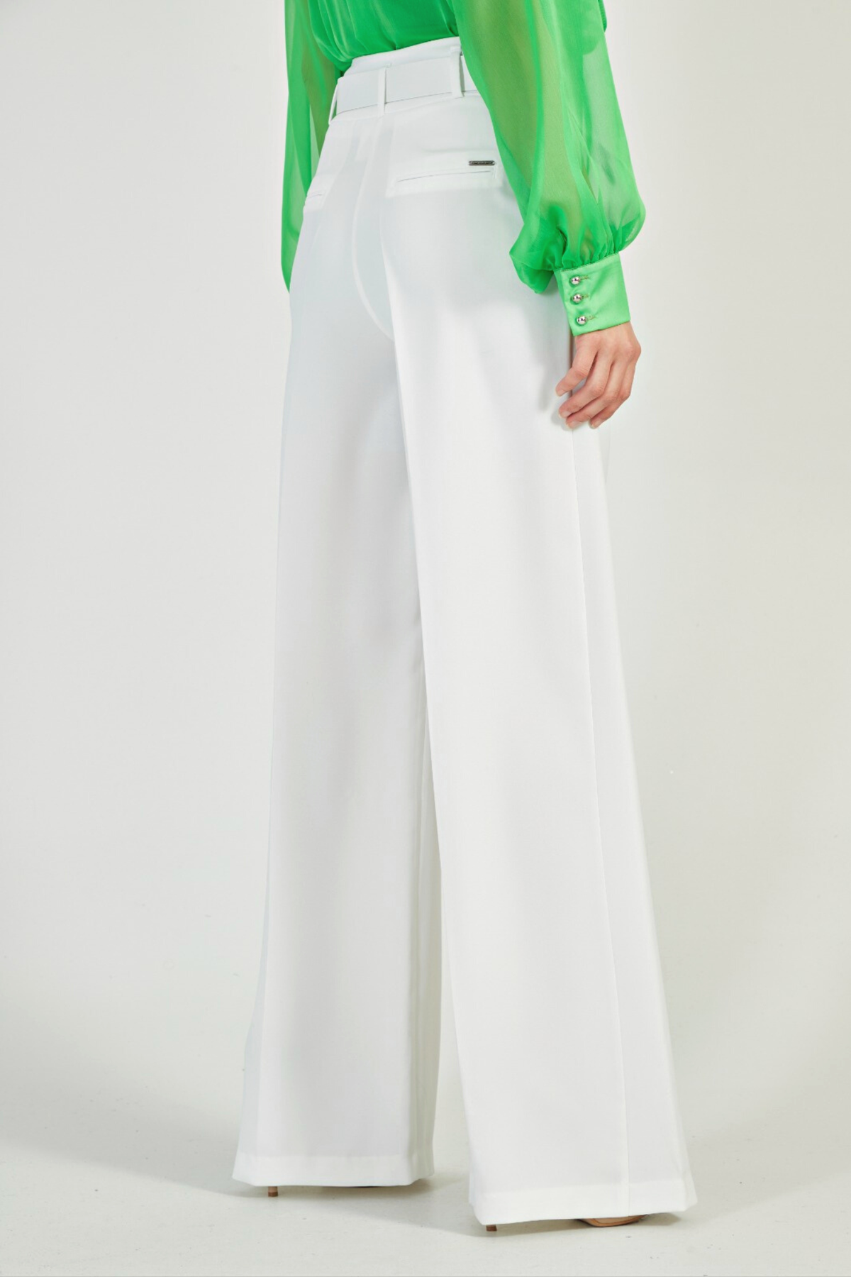 Pantaloni bianchi a gamba larga con vita alta e cintura moda-Mania, tessuto leggero e stile elegante, visibili in dettaglio.