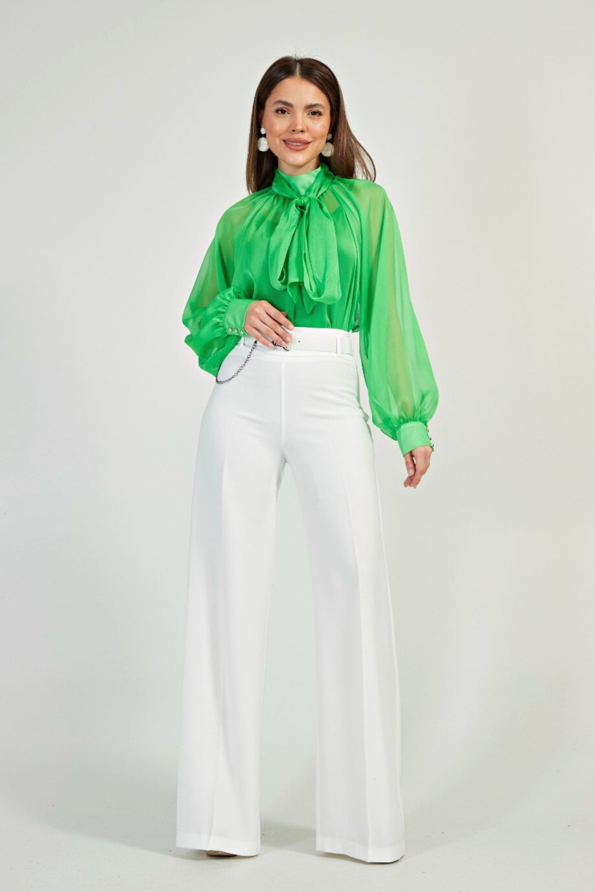 Pantaloni bianchi a gamba larga Moda-Mania con vita accessoriata e cintura, vista frontale, tessuto morbido e stile elegante