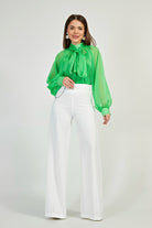 Pantaloni bianchi a gamba larga Moda-Mania con vita accessoriata e cintura, vista frontale, tessuto morbido e stile elegante