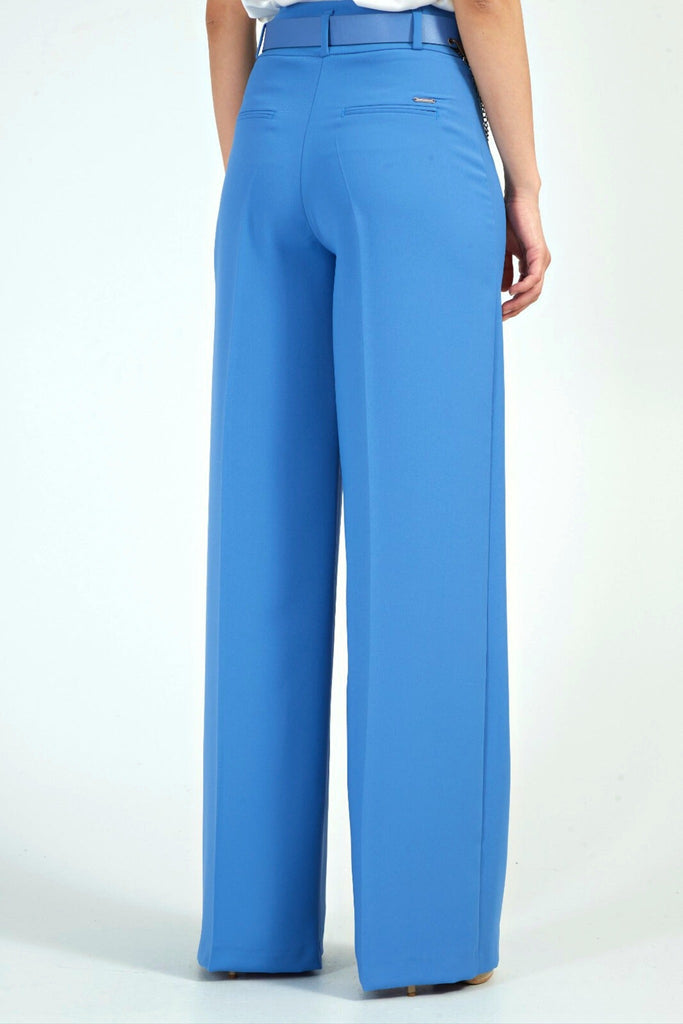Pantaloni blu cielo a gamba larga e vita accessoriato con cintura e finte tasche