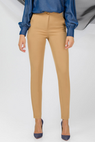 Pantaloni eleganti beige a sigaretta Pretty Girl con tasche laterali, tessuto morbido e stile raffinato, vista frontale.