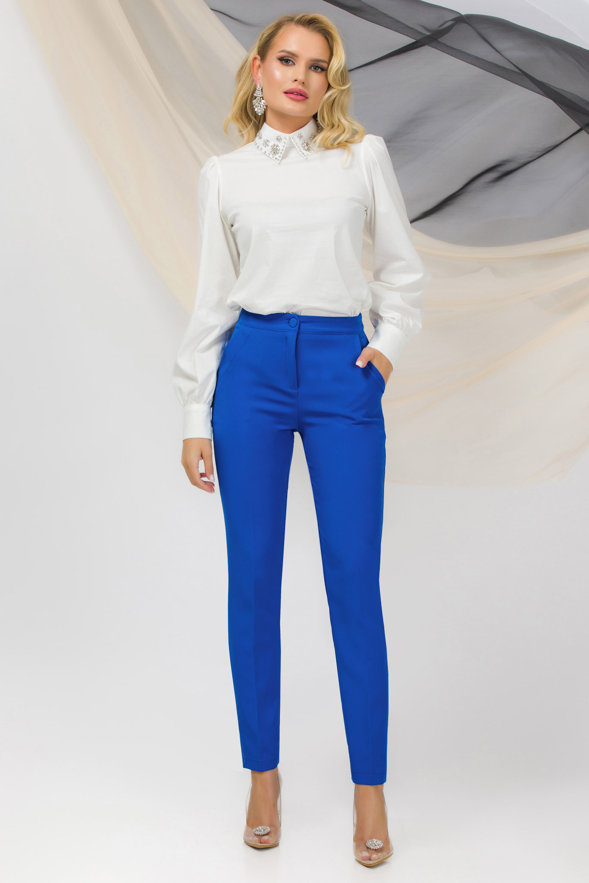 Pantaloni eleganti blu elettrico a sigaretta Pretty Girl con tasche laterali, tessuto lisci e taglio aderente.