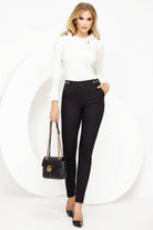 Pantaloni eleganti neri Fofy a vita alta con tasche laterali, accessoriati e dal taglio moderno, visibili in primo piano.