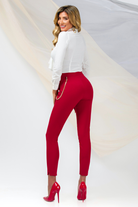 Pantaloni eleganti rossi scuri a sigaretta Pretty Girl con tasche laterali e catenella dorata, tessuto raffinato e stile sofisticato.