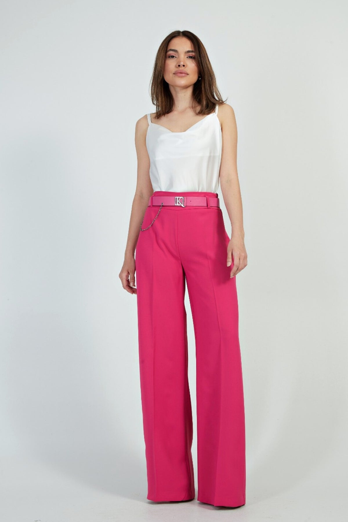 Pantaloni fucsia a gamba larga Moda-Mania con vita alta e cintura accessoriata, tessuto morbido e stile elegante
