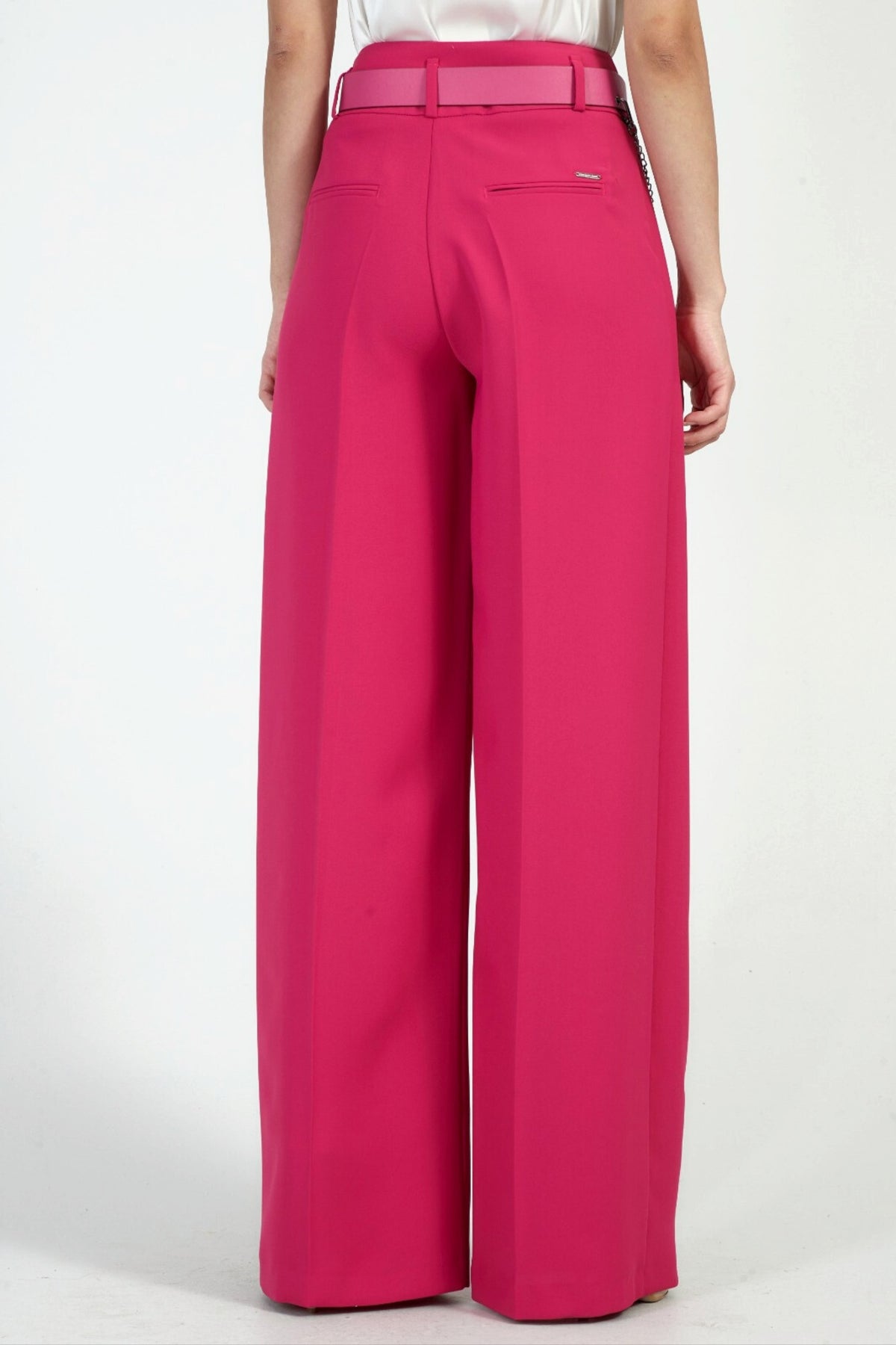 Pantaloni fucsia a gamba larga Moda-Mania con vita alta e cintura accessoriata, tessuto morbido e dettagli eleganti.
