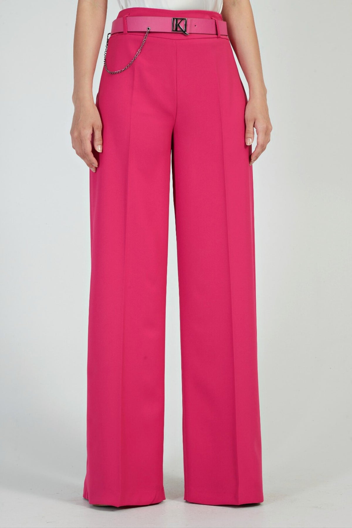 Pantaloni fucsia a gamba larga con vita accessoriata e cintura, marchio Moda-Mania, dettaglio del tessuto e stile alla moda.