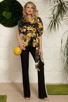Blusa nera Moda-Mania con fantasia fiori gialli, scollatura a V e cintura in tessuto allacciabile, stile elegante e largo