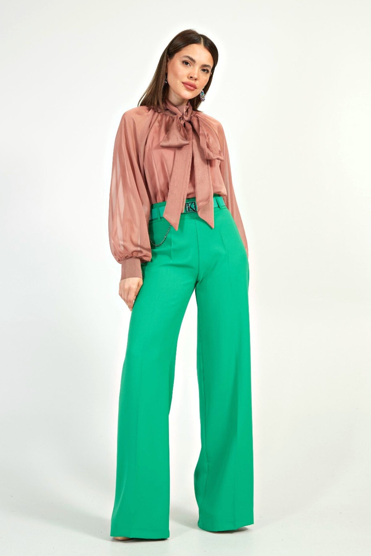Pantaloni verdi a gamba larga Moda-Mania con vita alta, cintura e dettagli accessoriati, visibili in primo piano.