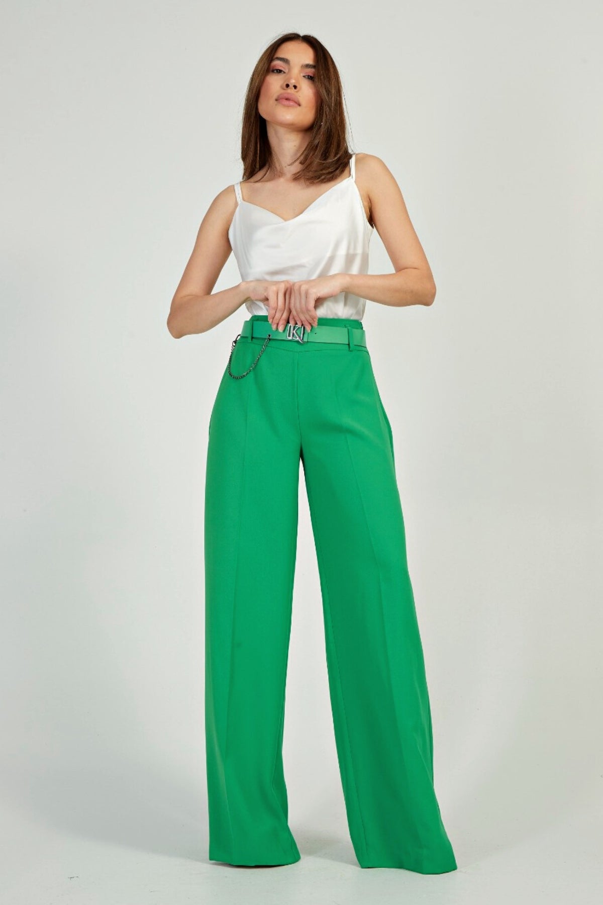Pantaloni verdi a gamba larga con vita alta e cintura con accessori moda-Mania, tessuto fluido e dettaglio di stile.
