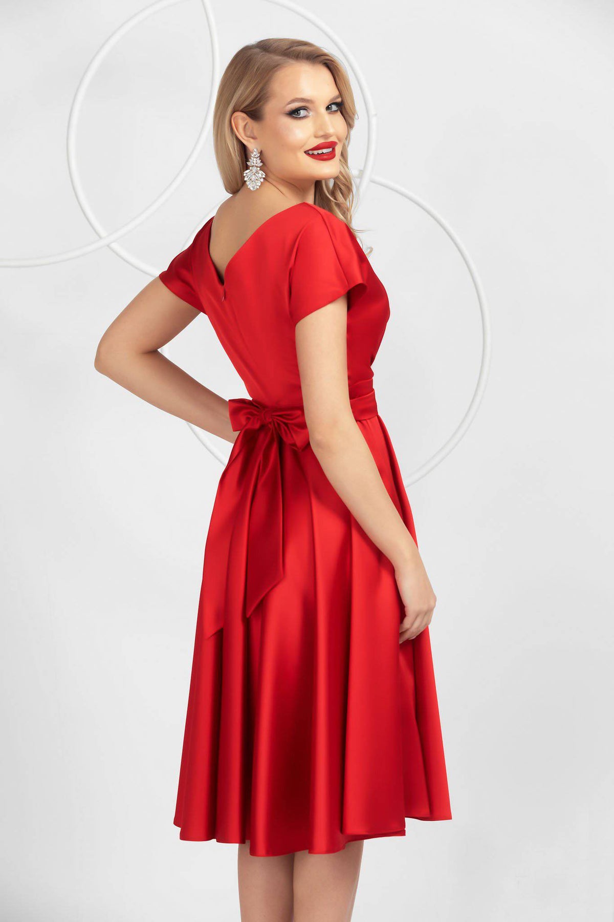 Abito svasato rosso in tessuto satinato di Pretty Girl, con scollo a V e cintura con fibbia in strass, abbigliamento corto femminile.