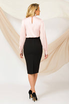 Blusa elegante rosa Pretty Girl con collo e polsini rifiniti in pizzo, tessuto morbido e dettagli femminili.