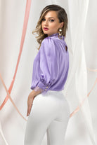 Blusa lilla Pretty Girl con collo alto e polsini in pizzo, elegante e femminile, vista in primo piano.