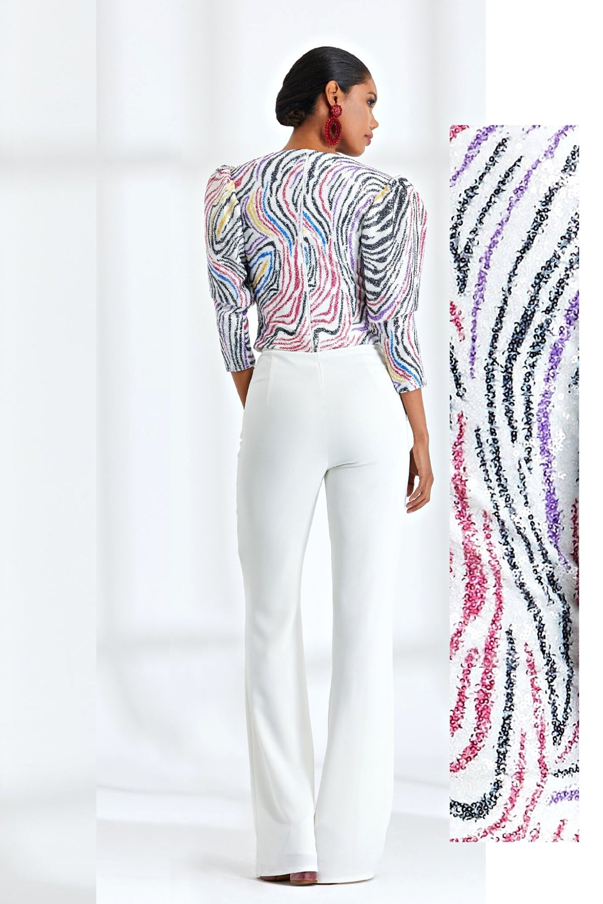 Top in paillettes fantasia zebrata multicolore con scollo a V e maniche a sbuffo, prodotto Moda-Mania, abbigliamento femminile.