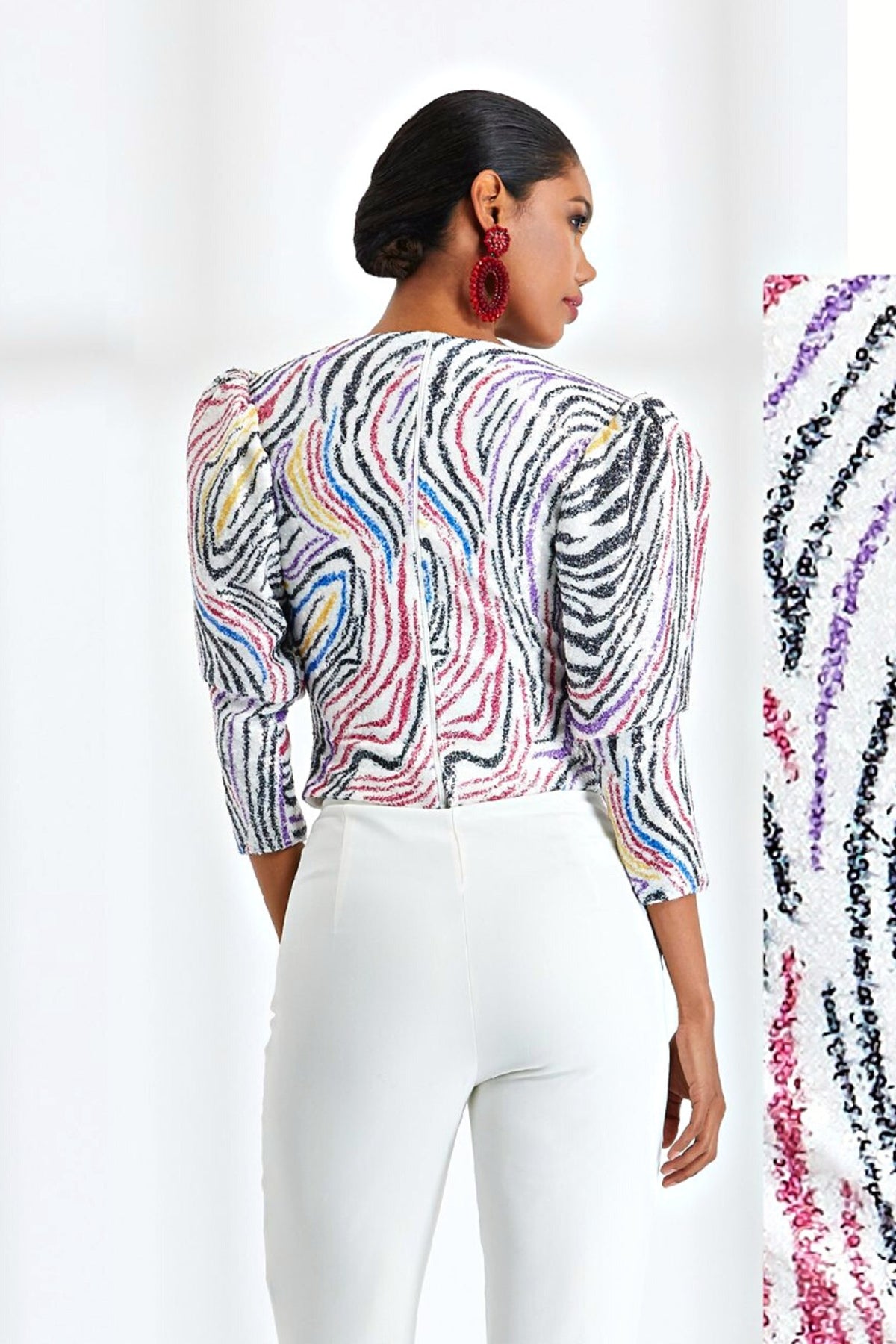Top in paillettes fantasia zebrata multicolore con scollo a V e maniche a sbuffo, stile moda-mania, abbigliamento donna elegante
