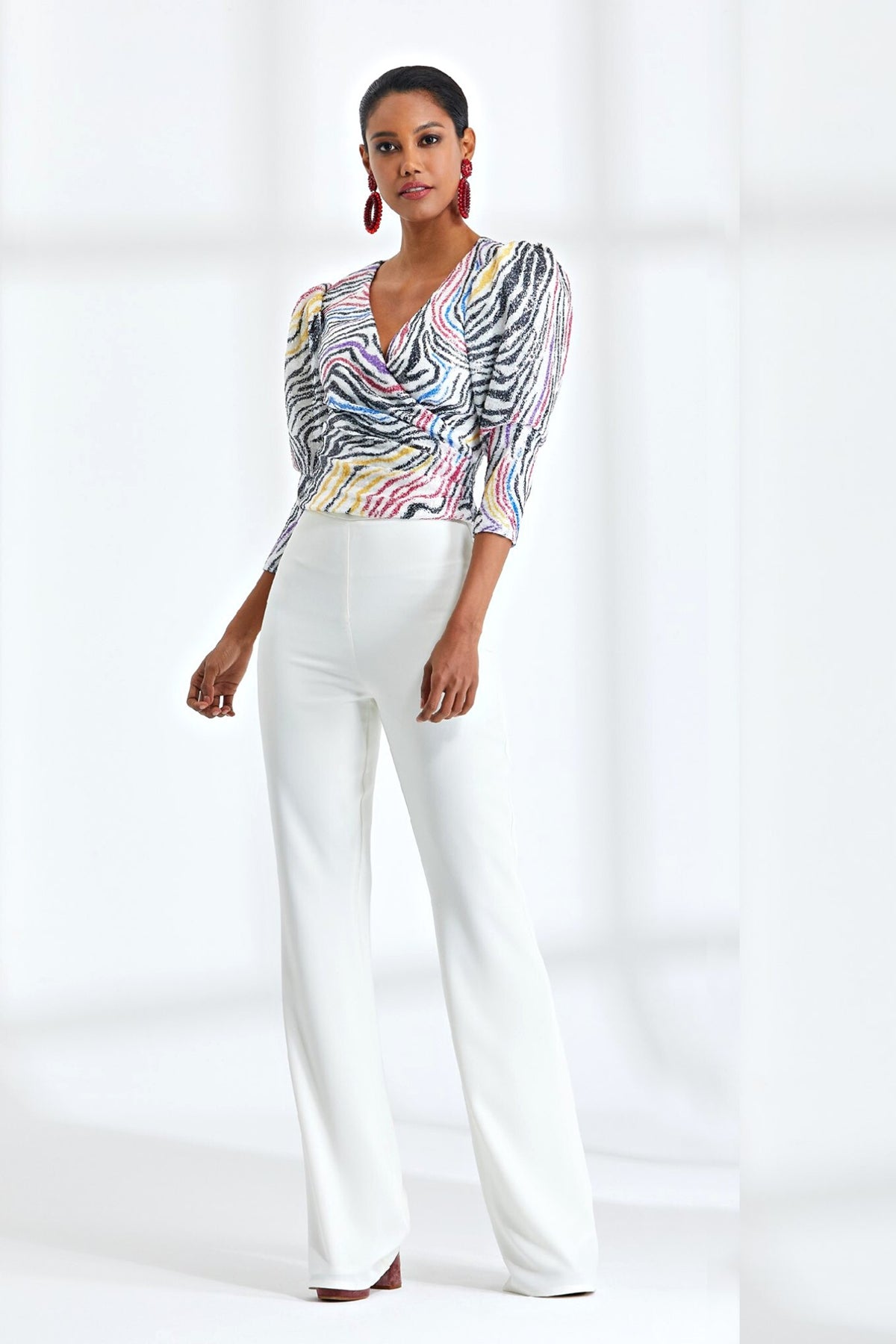 Top in paillettes a fantasia zebrata multicolore con scollo a V e maniche a sbuffo, capo moda Moda-Mania.
